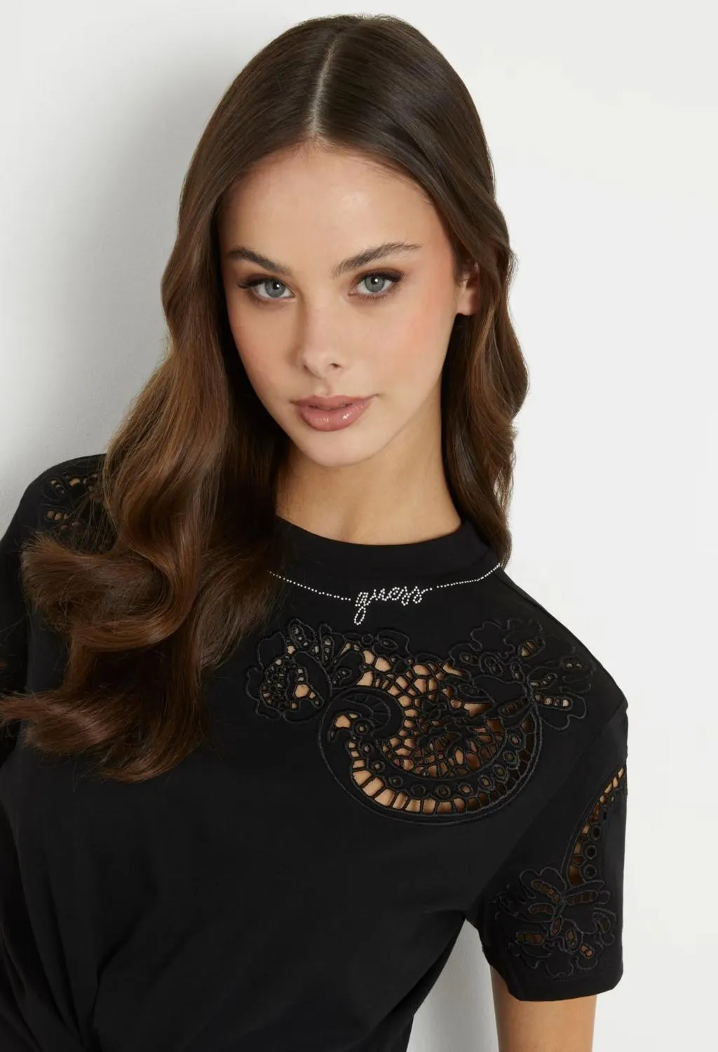 GUESS  t-shirt nera ricamo